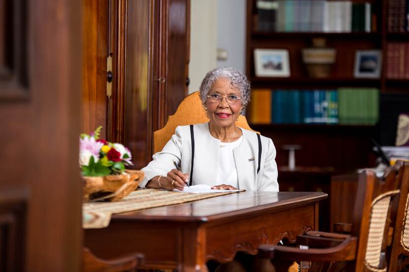 Pòrtrèt di Gobernador di Kòrsou, señora Lucille George-Wout, sintá na su mesa di reunion den su oficina na Palasio di Gobernador.